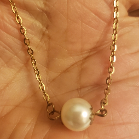 Jewelry - Gold tone pearl necklace